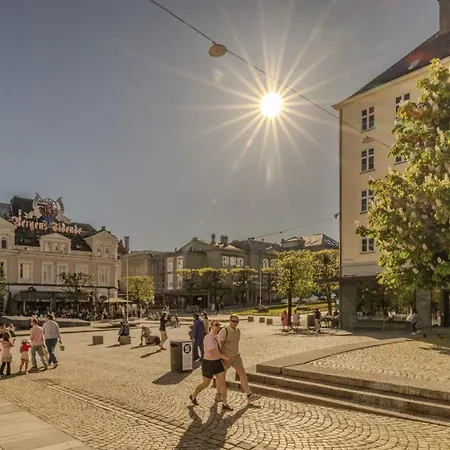 Willa Nyrenovert Bergenshus Med Sjel I Stille Og Vakker Gagate, Midt I Hjertet Av Sentrum