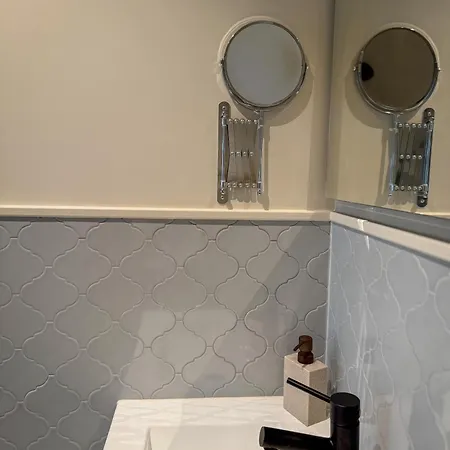 Varmt Og Hjemmekoselig Bergenshus Med 2 - I Rolig Smau I Hjertet Av Villa