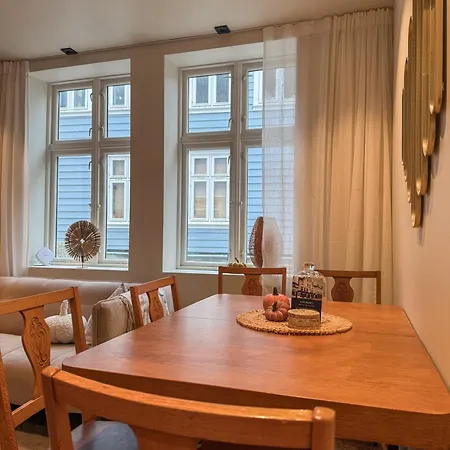 Daire Bergenshus Med 2 Leiligheter - I Hjertet Av Bergen - Gratis Parkering *