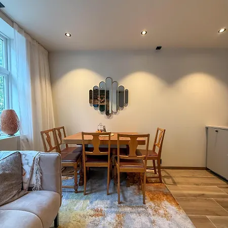 Varmt Og Hjemmekoselig Bergenshus Med 2 - I Rolig Smau I Hjertet Av Villa