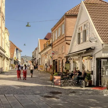 Varmt Og Hjemmekoselig Bergenshus Med 2 - I Rolig Smau I Hjertet Av