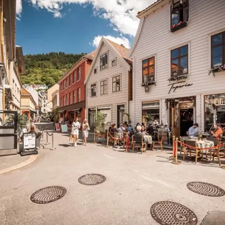 Villa Nyrenovert Bergenshus Med Sjel I Stille Og Vakker Gagate, Midt I Hjertet Av Sentrum Bergen